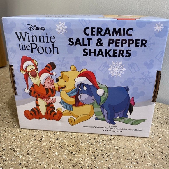 Winnie the Pooh Christmas Salt and pepper shakers - Picture 2 of 2